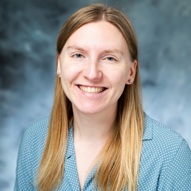 risa lewis headshot