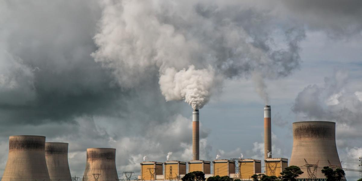 picture of power plant with smoke coming out